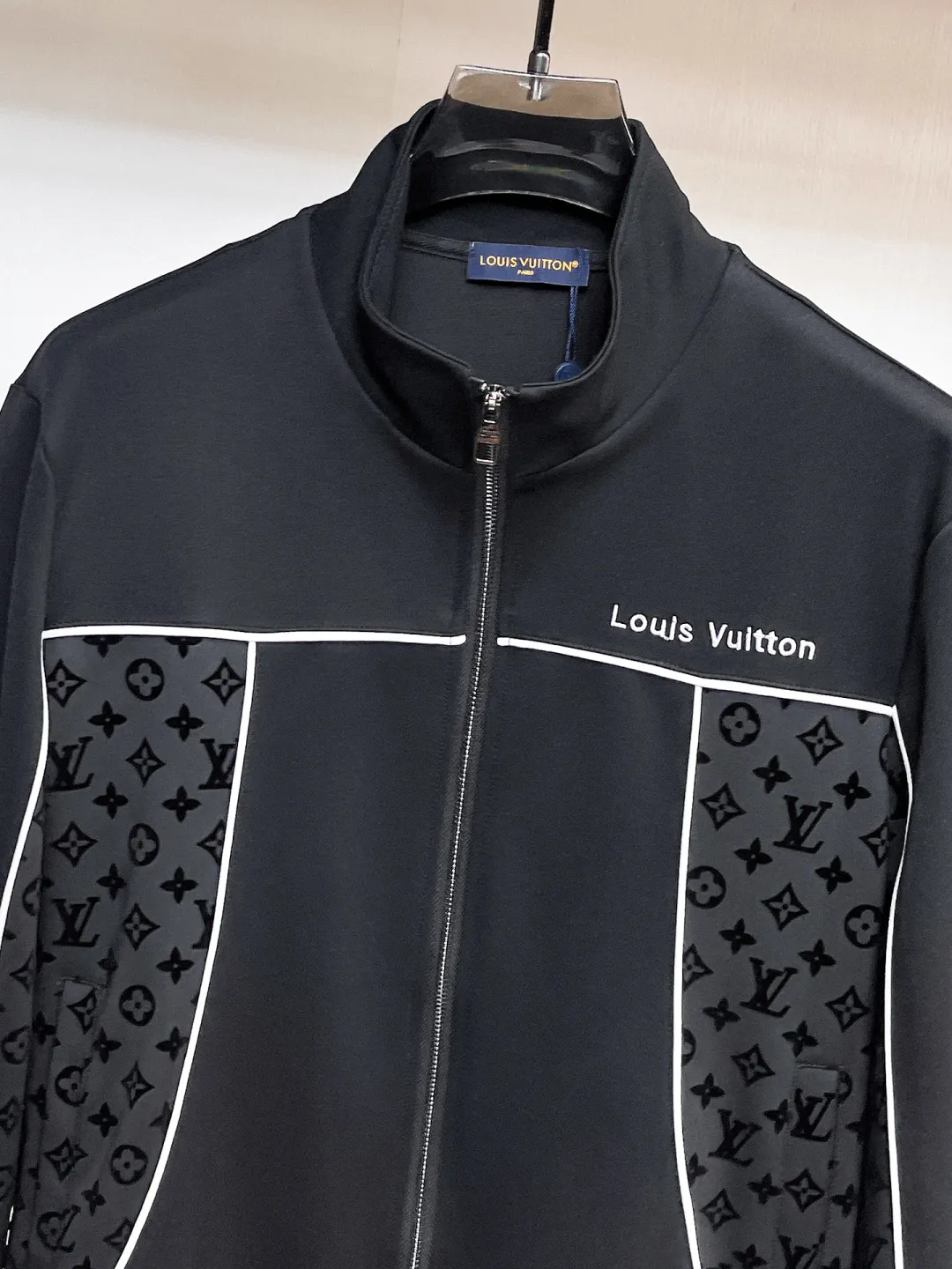 🅿️720 LV 2025 autumn and winter new counter casual suit, breathable, comfortable and casual! Full of high-end feel! The details are exquisite and high-end, and the workmanship is impeccable! The original high-end fabric is very high-end! The fabric is crisp, anti-wrinkle and wear-resistant, warm, neat and stylish. Everyone must buy a set this autumn and winter. They must look cool and handsome when wearing it. We specially recommend the size M-3XLC30